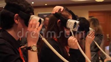 虚拟现实眼镜中的人VR